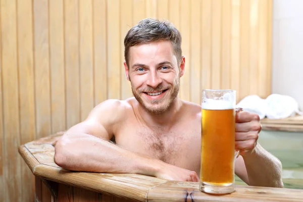 Bira Spa Yakışıklı Adam Günlükleri Yıkanan Bira Bardağı Içme Termal — Stok fotoğraf