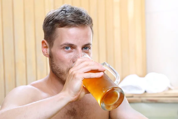 Der Mann Trinkt Bier — Stockfoto