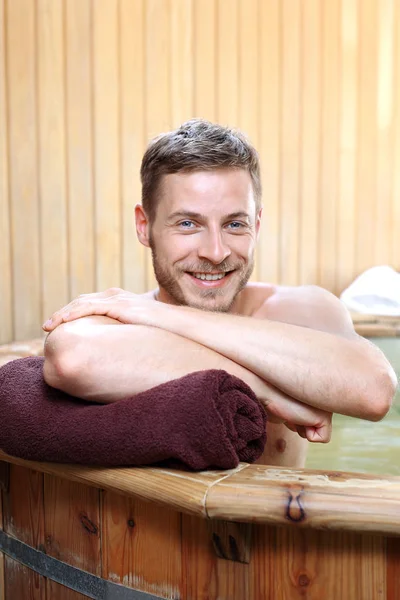 Banyo Yakışıklı Adam Günlükleri Termal Ile Bir Duş Alıyor — Stok fotoğraf