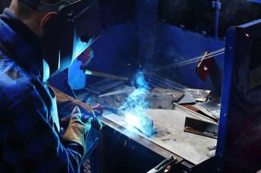 Kaynakçı atölye. Adam atölye kaynak.