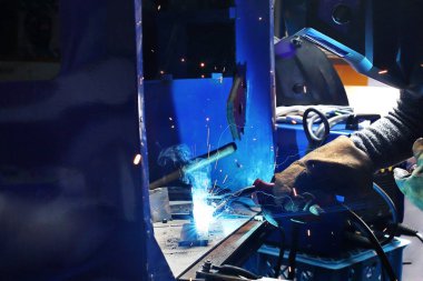 Kaynakçı atölye. Adam atölye kaynak.