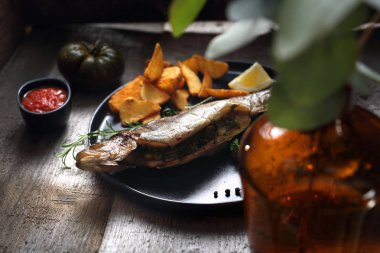 Ahşap bir tezgah üzerinde iştah açıcı ızgara balık.