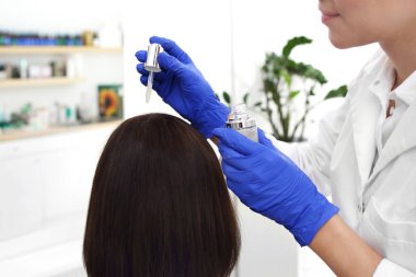 Kepek önleyici tedavi. Saç Bakımı. Dermatolog tıbbi hazırlık kadının kafa derisi için geçerlidir..