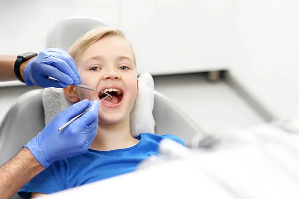 口腔衛生の概要です 歯科治療中に歯科用椅子の子 — ストック写真