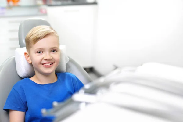 Odontologia Uma Criança Alegre Uma Cadeira Dentária — Fotografia de Stock