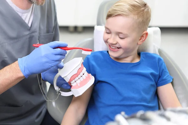 Kind Beim Zahnarzt Richtiges Zähneputzen Kind Beim Zahnarzt — Stockfoto