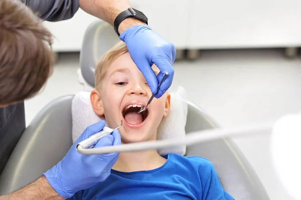 Revisão Dentária Criança Dentista — Fotografia de Stock