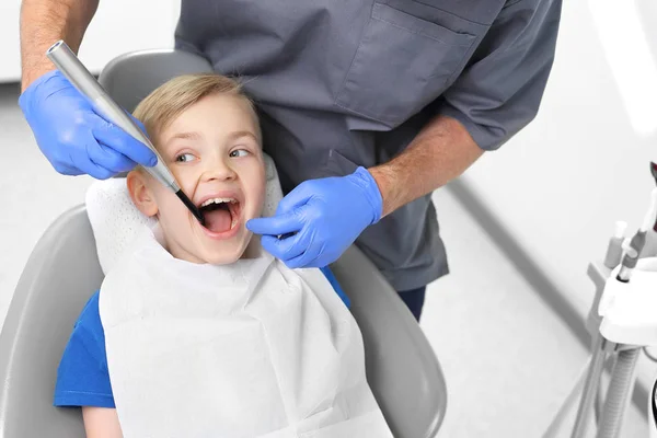 Consultório Odontológico Uma Criança Uma Cadeira Dentária — Fotografia de Stock