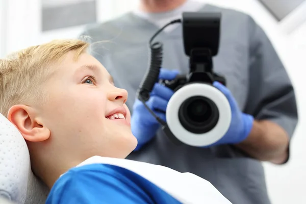 孩子在牙医 在牙科治疗过程中坐在牙科椅子上的孩子 — 图库照片