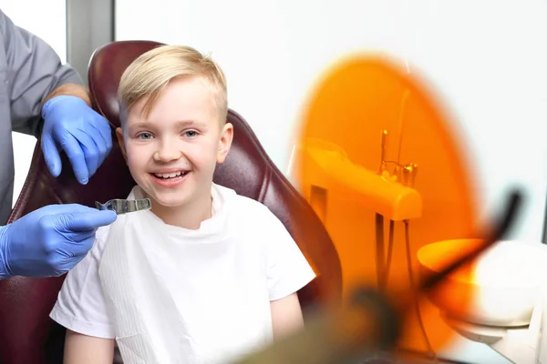 Kieferorthopädie Macht Der Arzt Einen Kieferorthopädischen Eindruck Kind Beim Zahnarzt — Stockfoto