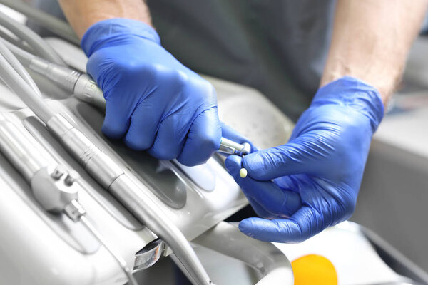 Стоматологические инструменты. Врач применяет дрель
.