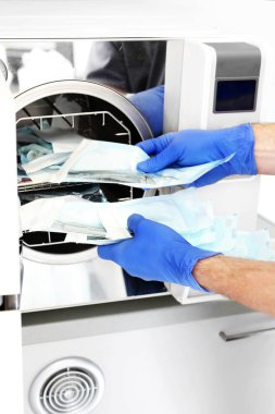 Sterilizasyon tıbbi araçlar. Sterilizasyon odası yükleme.