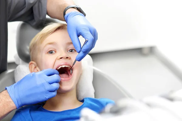 Kind Beim Zahnarzt Zahnarztrezension — Stockfoto