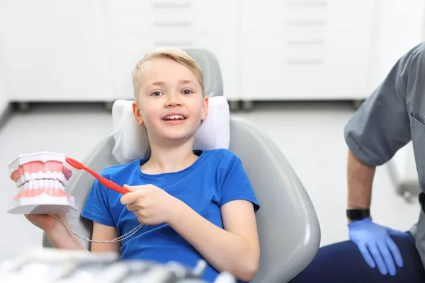 Enfant Chez Dentiste Cabinet Dentaire Enfant Dans Une Chaise Dentaire — Photo