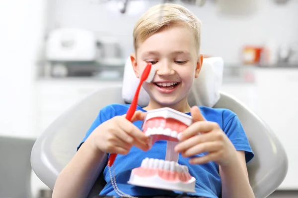 Cachetage Des Dents Enfant Chez Dentiste — Photo