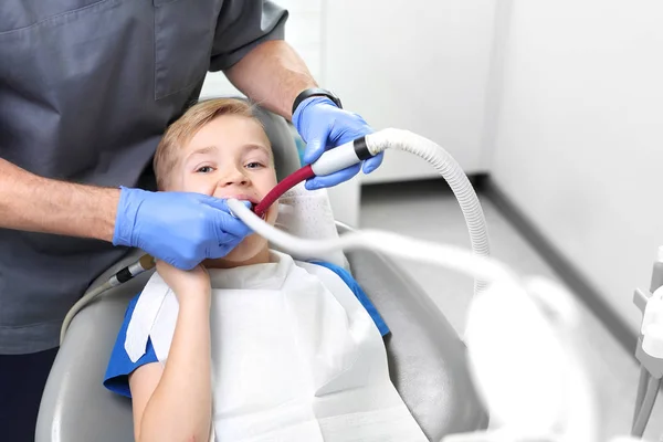 Παιδί Στον Οδοντίατρο Θεραπεία Των Δοντιών Οδοντίατρος Καθαρίζει Την Κοιλότητα — Φωτογραφία Αρχείου
