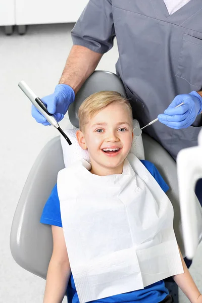 Aperçu Hygiène Buccodentaire Dentisterie Enfant Joyeux Dans Une Chaise Dentaire — Photo