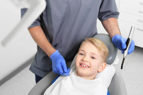 歯の喪失 歯科で子供の治療 — ストック写真