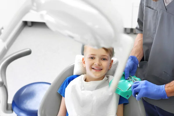 Dítě Zubařském Křesle Během Zubní Ošetření — Stock fotografie