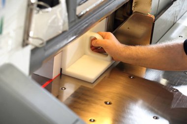 Bağlayıcı. Kağıt kesme giyotini üzerinde.