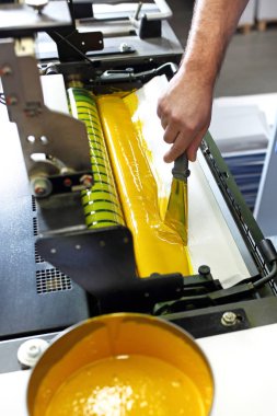 Ofset baskı. Yazıcıyı sarı boya ekler