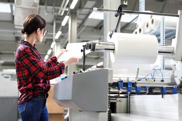 Arbeit Der Druckerei Die Frau Stützt Eine Folie Für Den — Stockfoto