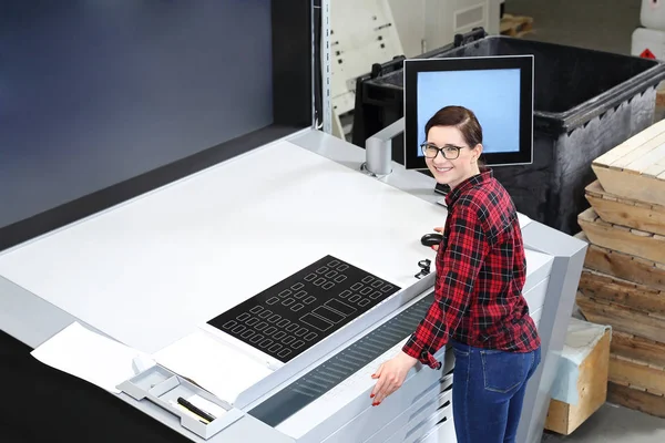 Imprimerie Les Femmes Soutiennent Une Machine Impression Ordinateur Contrôlant Processus — Photo