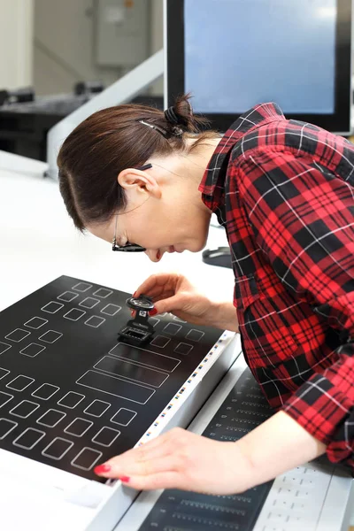 Impressora Mulher Palco Assistindo Através Uma Lupa Qualidade Impressão — Fotografia de Stock