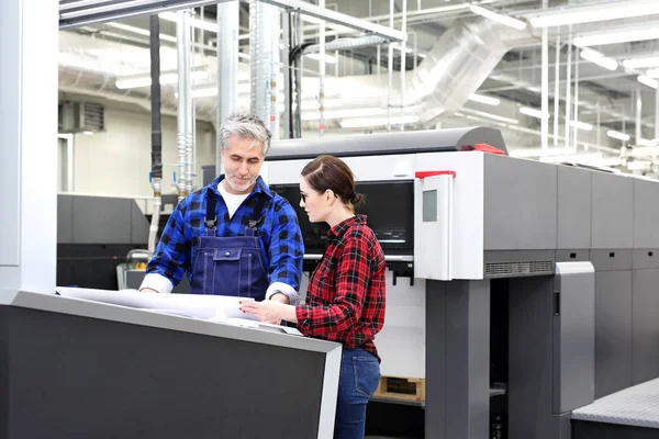 Printing House Printer Customer Stage Watching Printout — Stock Photo, Image