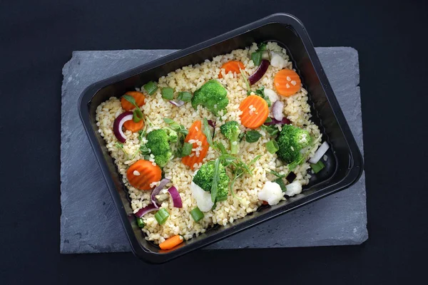 食事のケータリング、箱に詰め野菜丼. — ストック写真