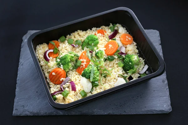 Ristorazione dietetica, riso con verdure confezionate in una scatola . — Foto Stock