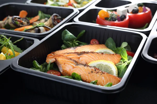 Öğle yemeği kutuları, lezzetli ve sağlıklı yemek yemekler. Akşam yemekleri kutularındaki. — Stok fotoğraf