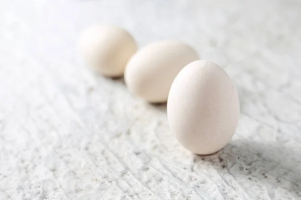 Beyaz tavuk yumurtası taş bir tablo. — Stok fotoğraf