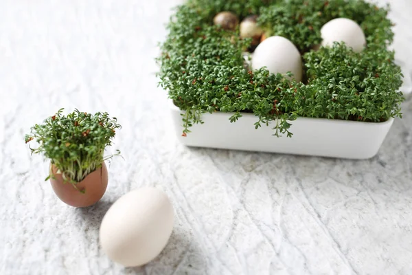 Composición de Pascua con huevos y cáscaras, vista superior. Estilo ecológico . — Foto de Stock