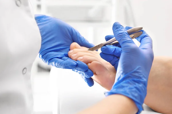 Pedicure, cutting cuticles and cutting nails at the beautician. — Stock Photo, Image