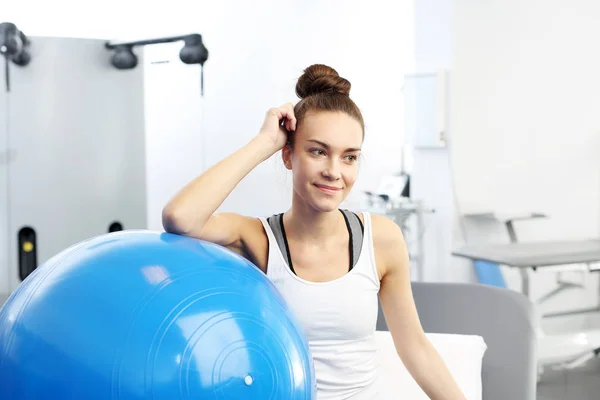 Fitness trainer with a blue gym ball after training. — Stock Photo, Image