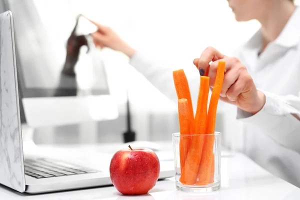 Hábitos alimentares saudáveis no trabalho. Almoço em uma corporação . — Fotografia de Stock