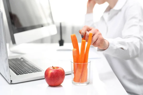 Gesunde Ernährungsgewohnheiten bei der Arbeit. Mittagessen in einem Unternehmen. — Stockfoto