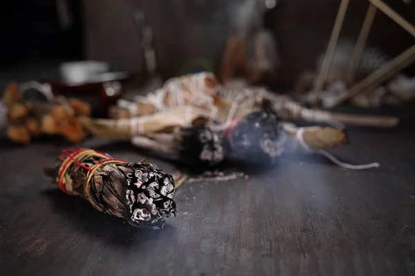 O Omen. Incenso com ervas brancas de sálvia e cedro . — Fotografia de Stock