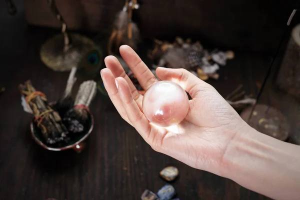 Magic ball. Spådom från en glaskula. Älva ser till framtiden. — Stockfoto