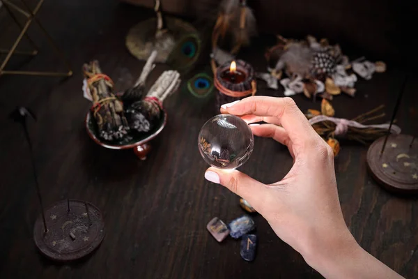 Una bola de cristal. El hada mira hacia el futuro . —  Fotos de Stock