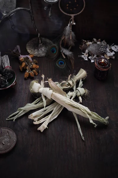 En voodoo-docka används för kärlek trollformler. — Stockfoto