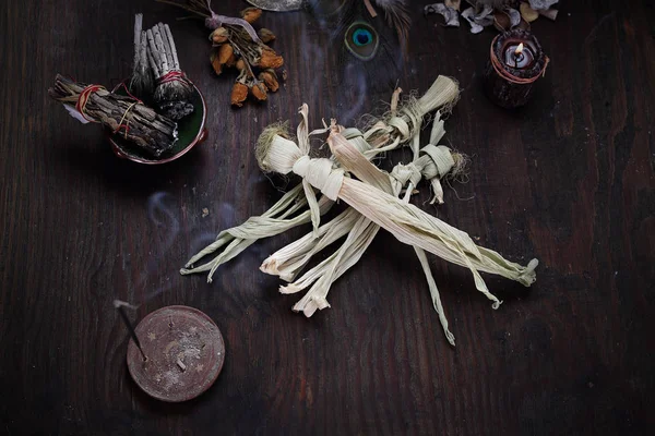 Zauberpuppen, Voodoo-Puppen für Liebeszauber. — Stockfoto