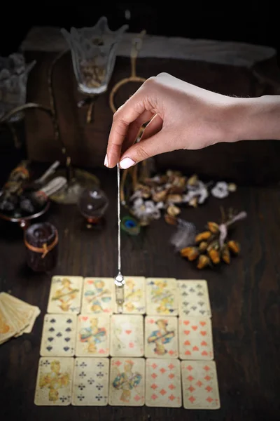 Fortune-telling, la diseuse de bonne aventure met des cartes de tarot et sort le pendule . — Photo