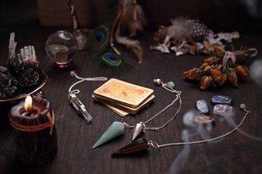 Faerie aksesuarları. Bir deste eski kehanet kartları ve taş bir sarkaç.