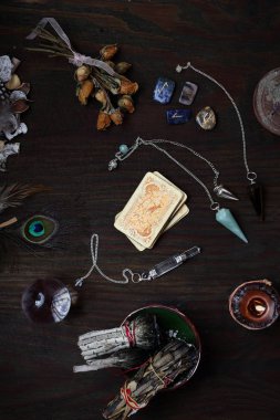 Biliciler, runes ve bir deste kağıt. Falcının ziyareti