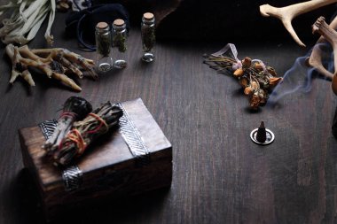 Sihir ve büyü. Beyaz adaçayı ve sedir otlar incenses yapılmış.