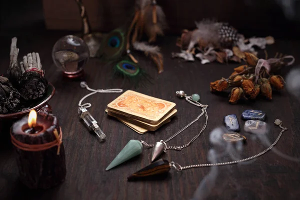 妖精の国のアクセサリー。古い占いカードや振り子の石のデッキ. — ストック写真