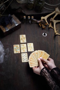 Solitaire ve tahmin. Peri kartları yayılır. Clairvoy bir solitaire düzenler.