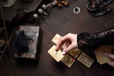 Peri kartları yayılır. Clairvoy Solitaire düzenler. Kehanet kartları. 